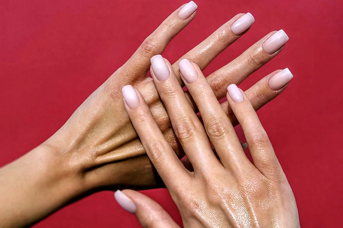 Красивые руки с французским маникюром