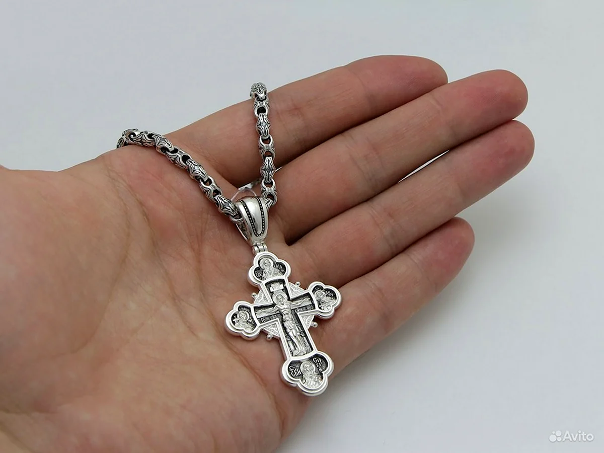 Нательный крестик на христианах