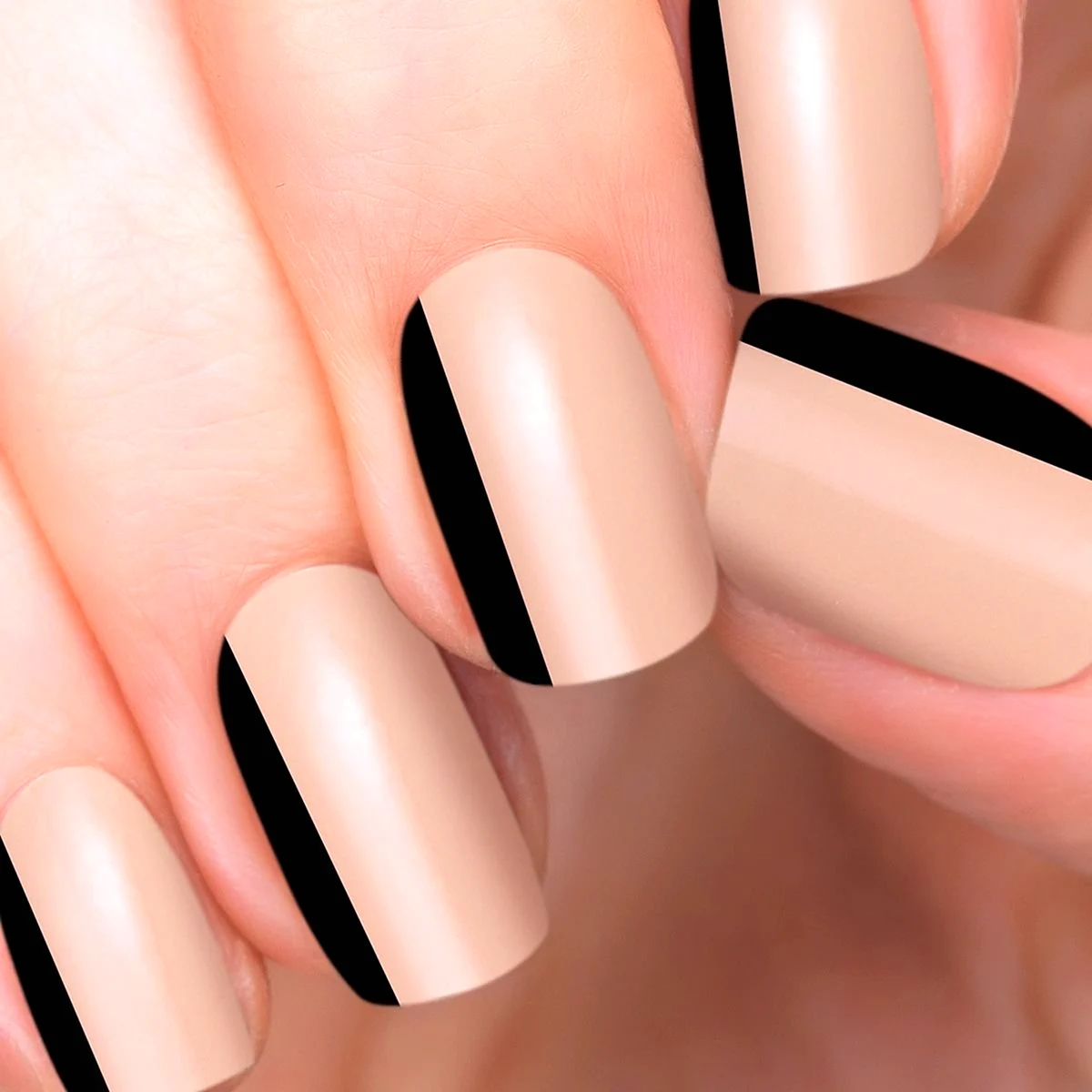 Маникюр с золотыми полосками