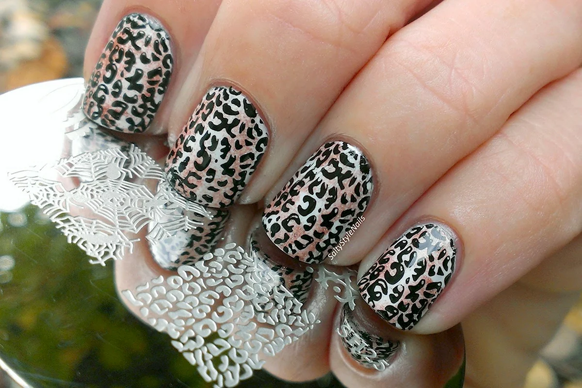 Маникюр с леопардовым стемпингом