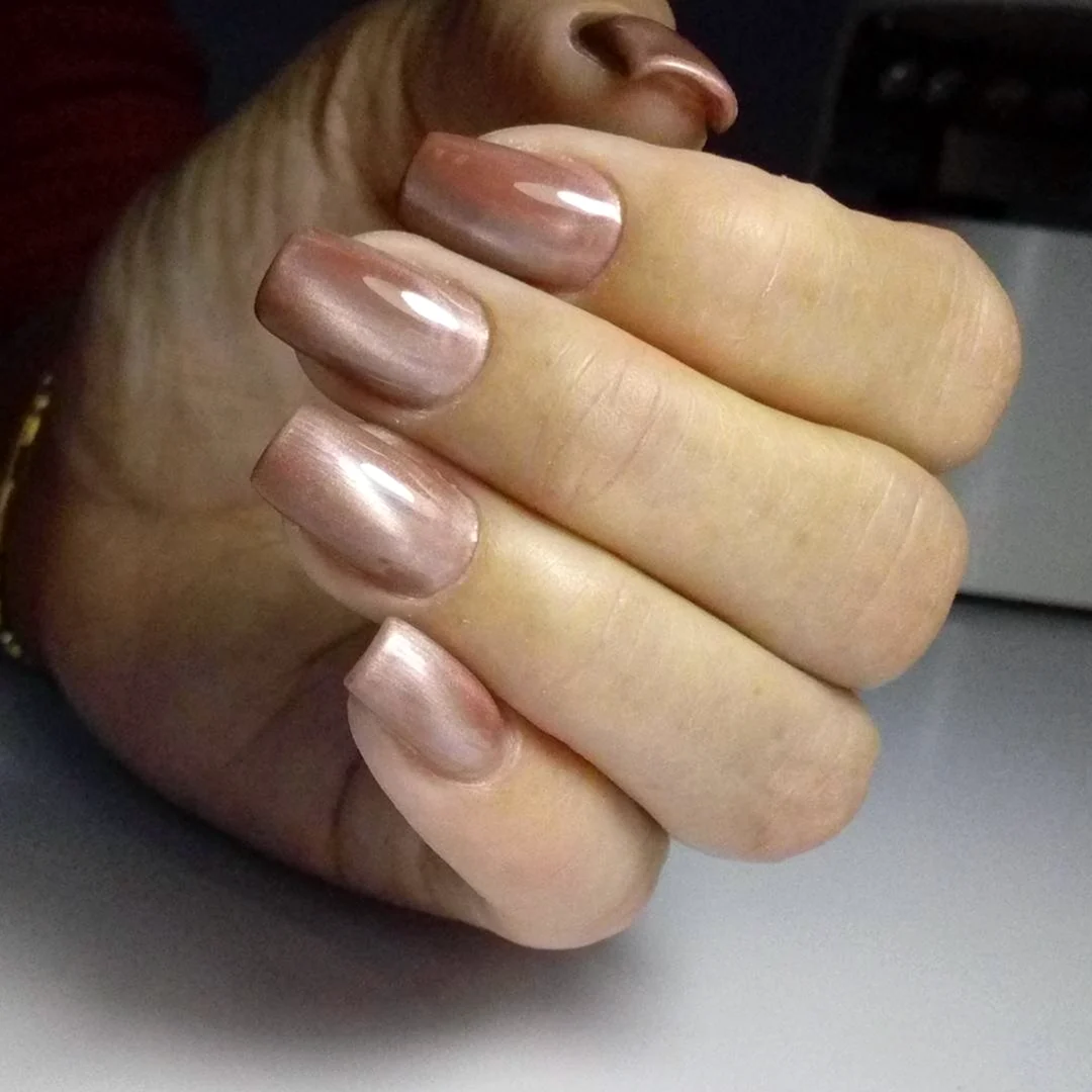 Маникюр кошачий глаз нюдовый