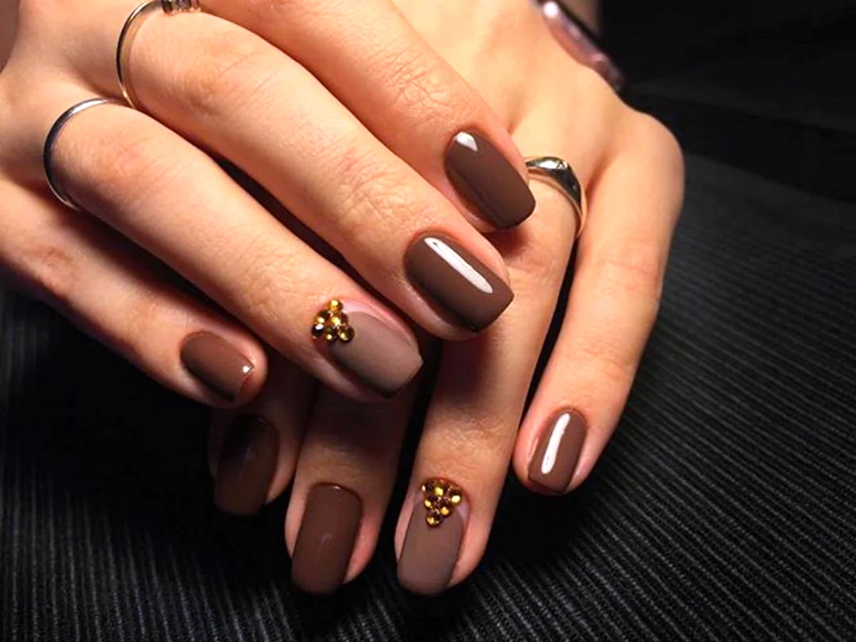 Коричневый маникюр