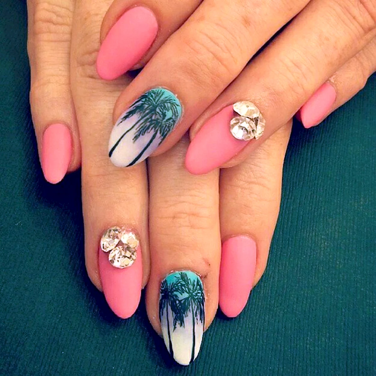 Пальмы на ногтях