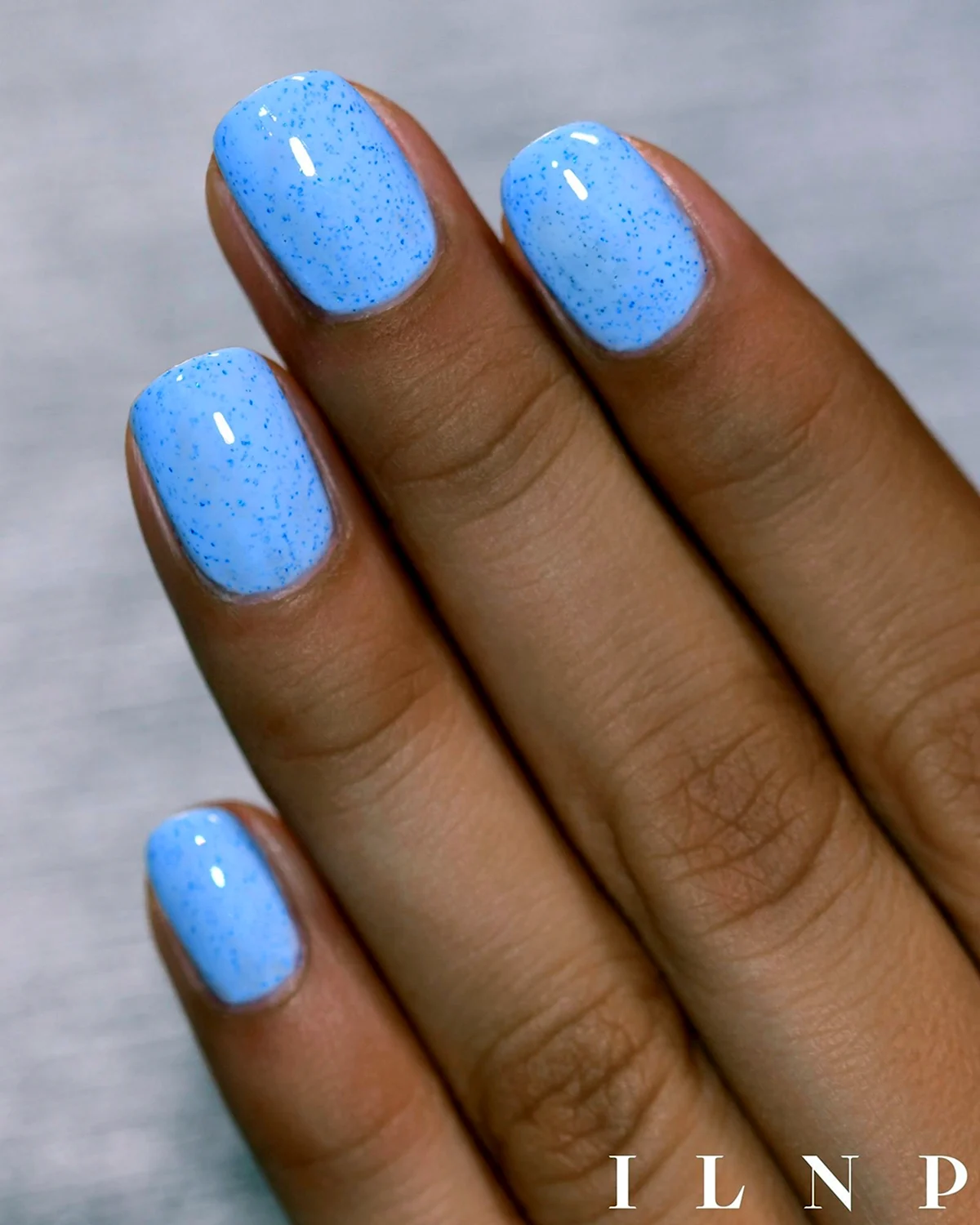 Голубой маникюр на короткие ногти