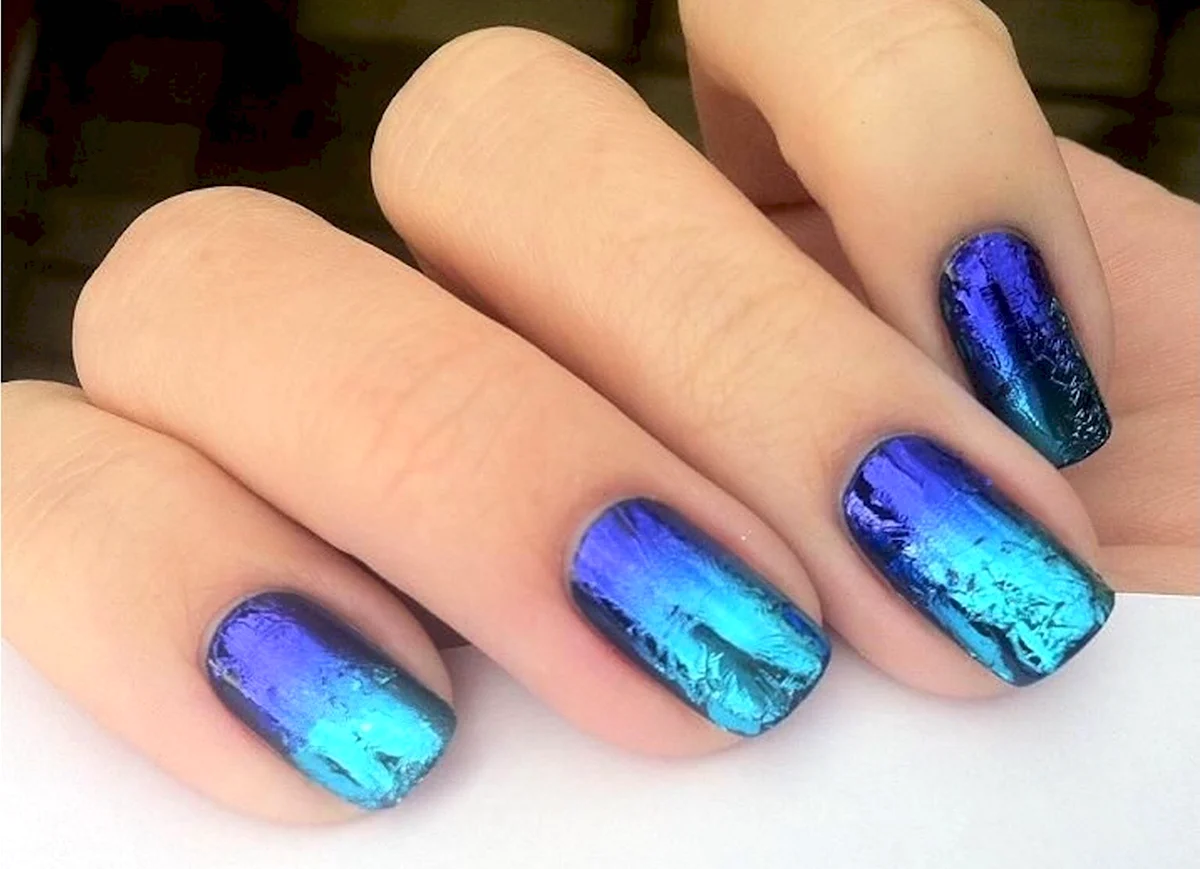Синий маникюр с фольгой