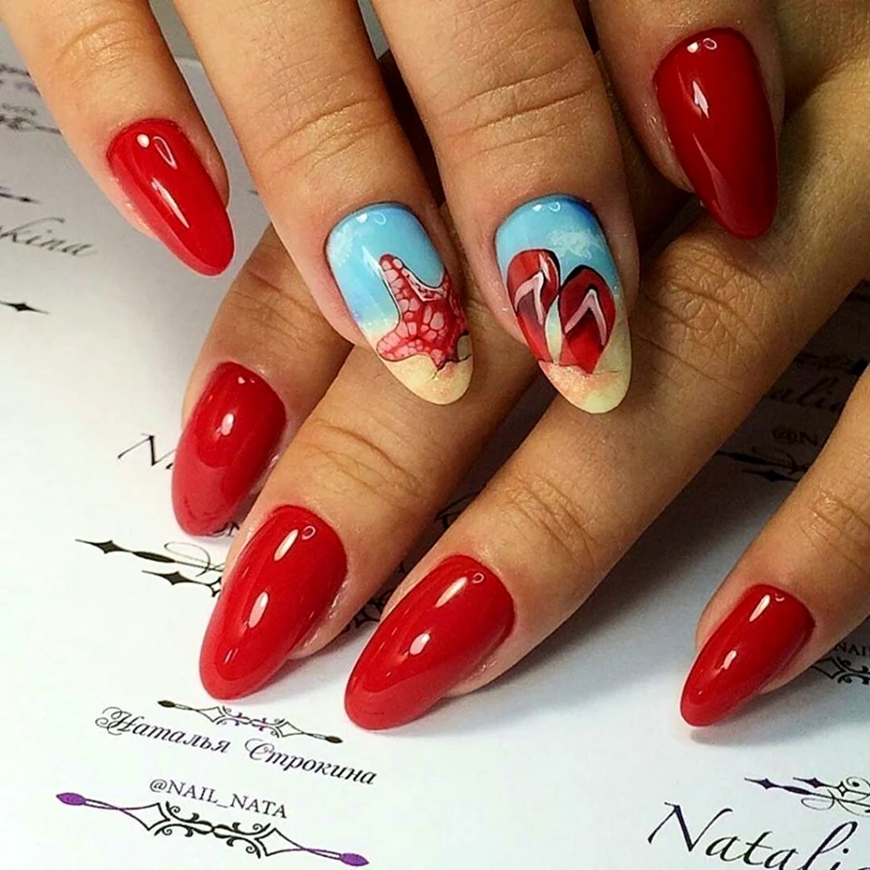Красный маникюр на море