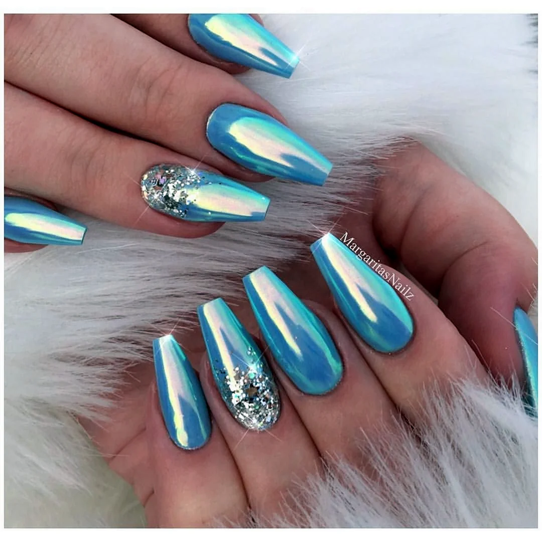 Маникюр голубой с серебром