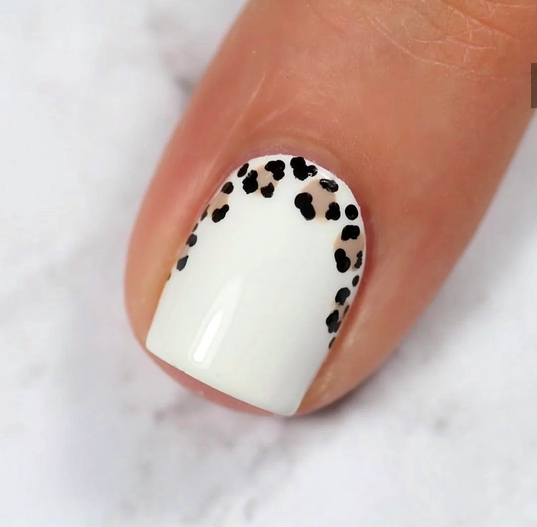 Ногти белый леопард
