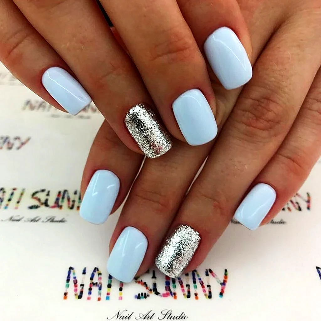 Маникюр голубой с белым и серебром