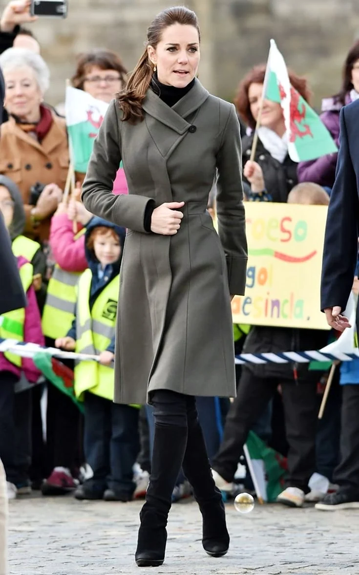 Кейт Миддлтон в сером пальто