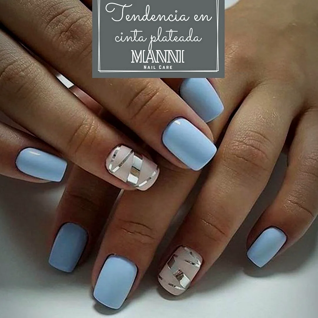 Голубой маникюр