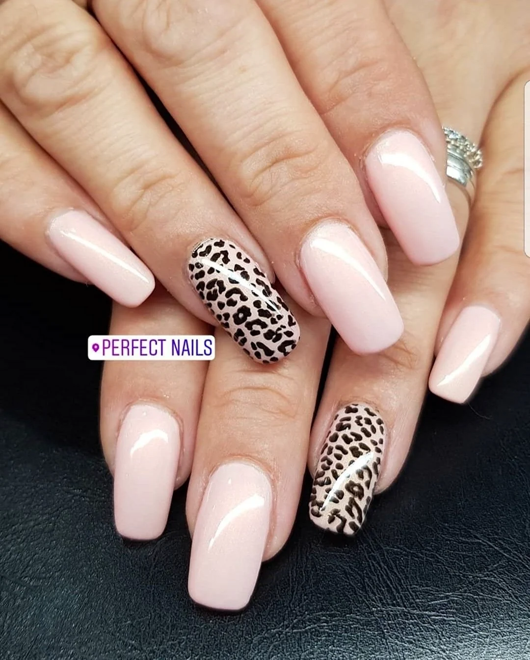 Молочный маникюр с леопардовым принтом