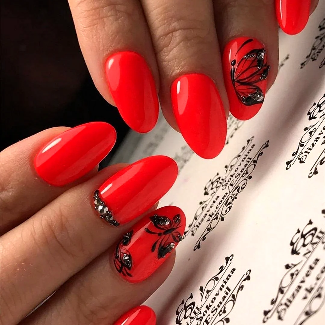 Яркий красный маникюр