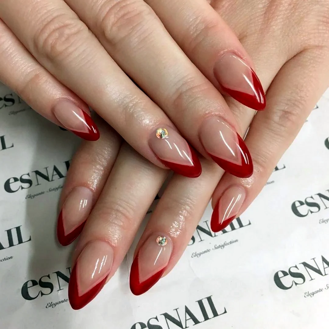 Красный френч миндалевидная форма