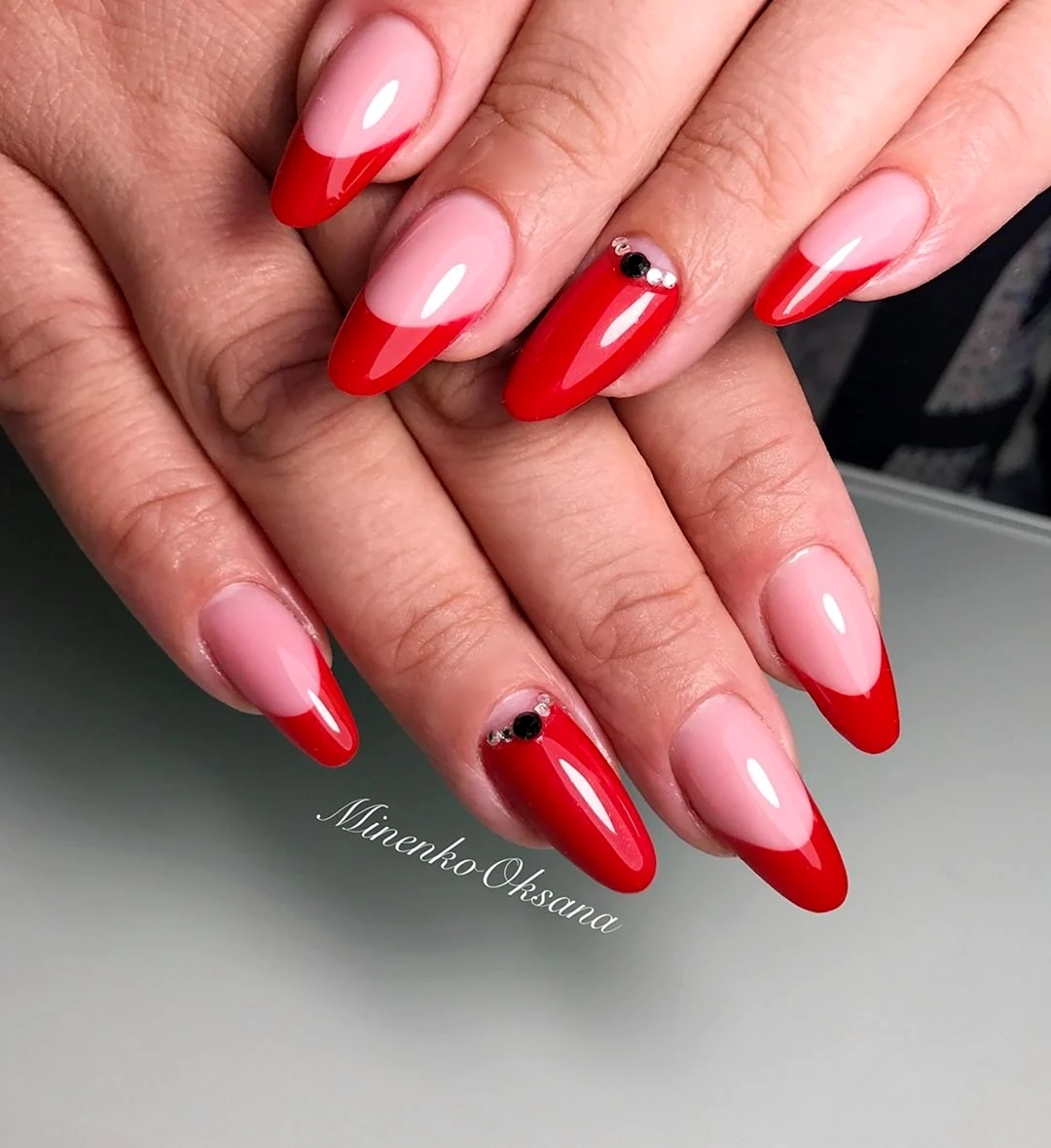 Красный френч на миндалевидных 2022