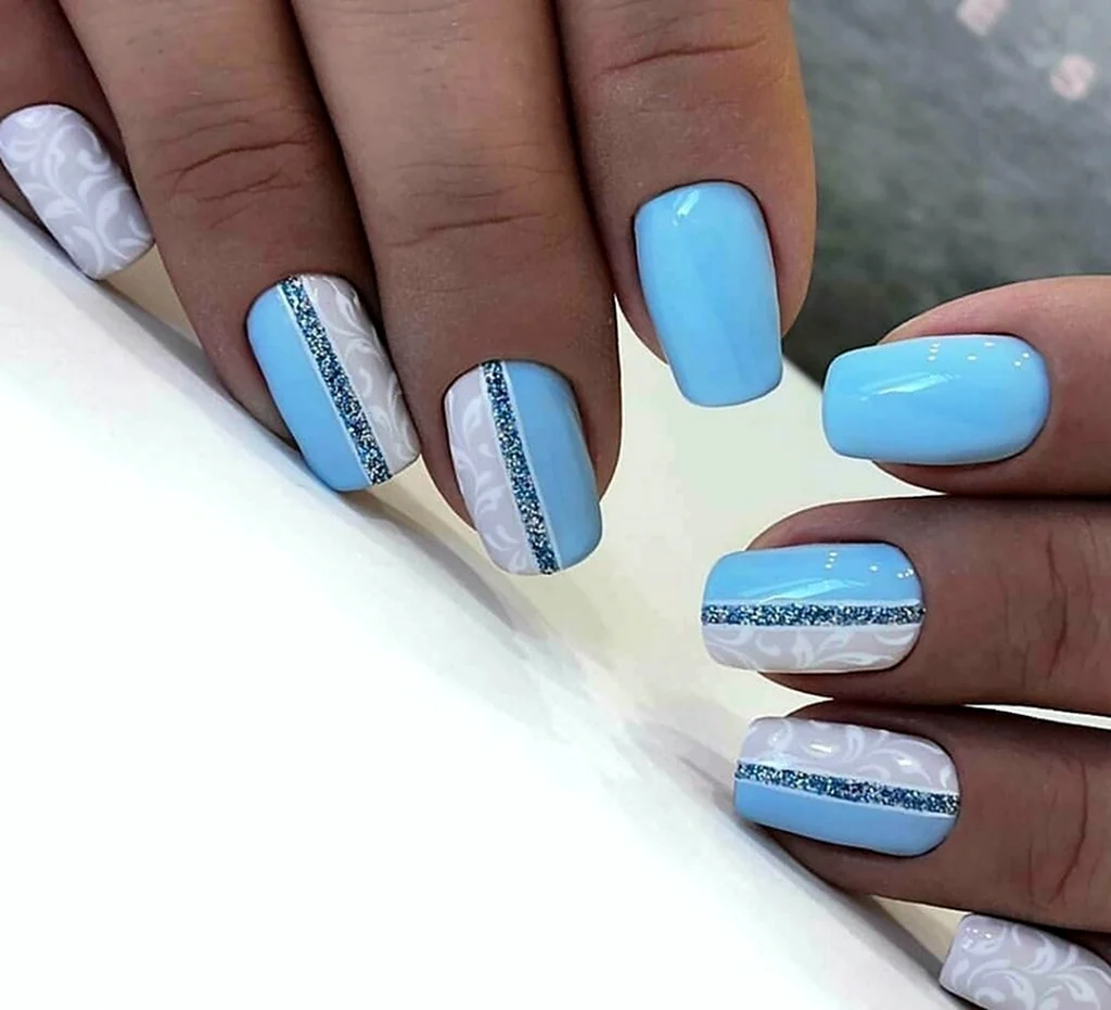 Голубой маникюр с полосками
