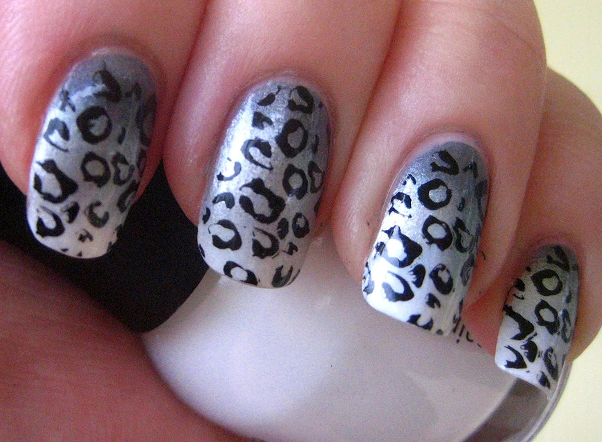 Маникюр белый с леопардом
