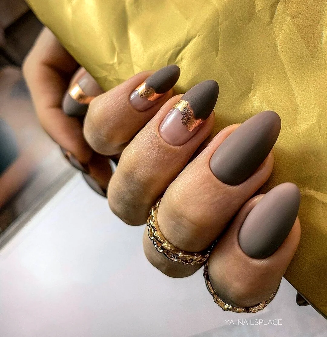 Маникюр коричневый матовый