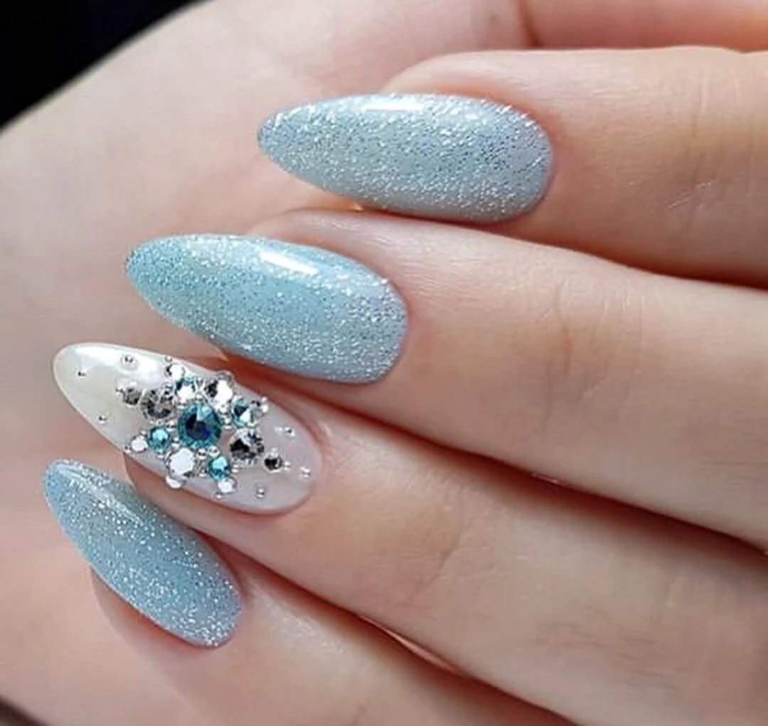 Голубые ногти с блестками