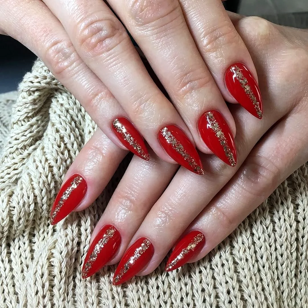 Ногти красные с золотом миндаль