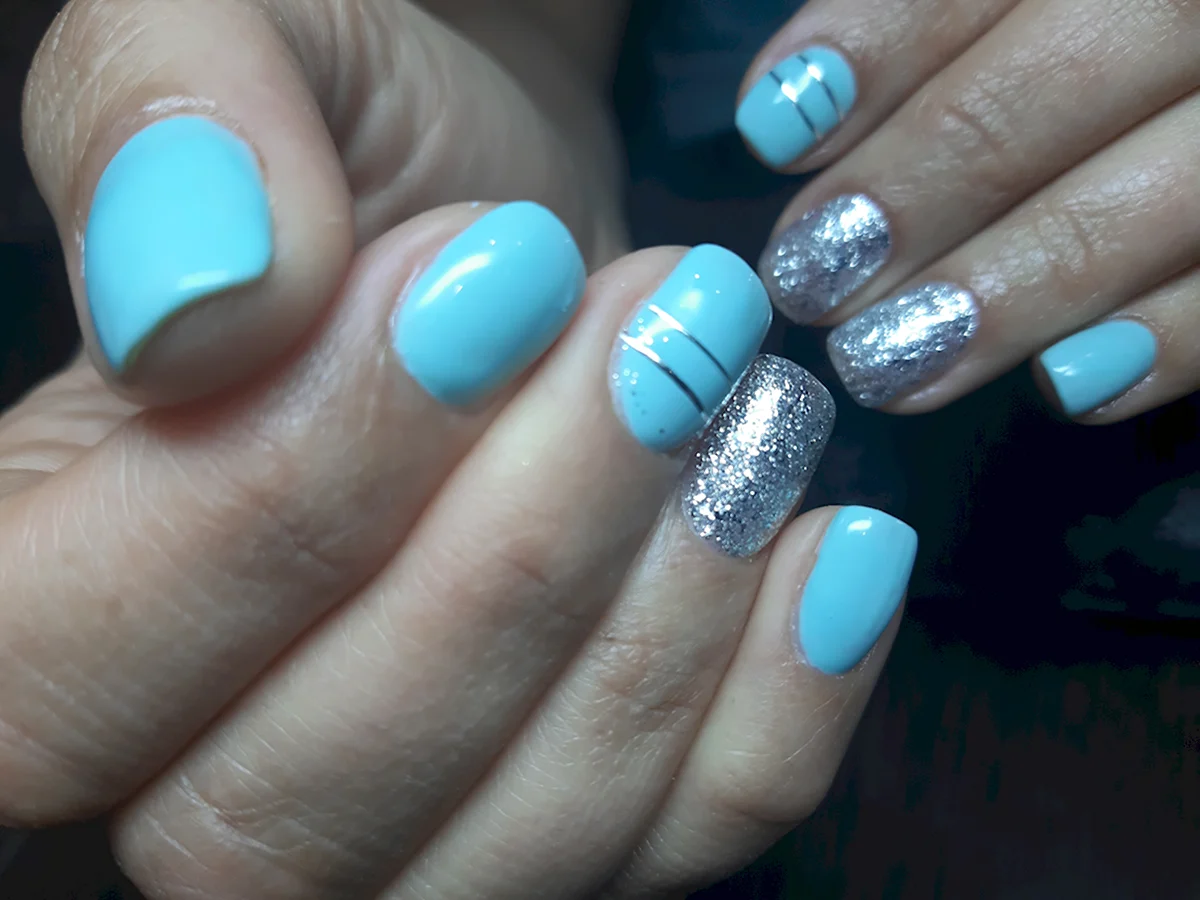 Голубые ногти с блестками