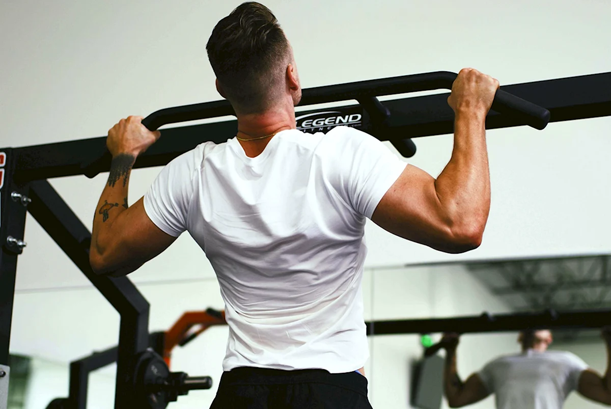 В чем лучше заниматься в тренажерном зале мужчине