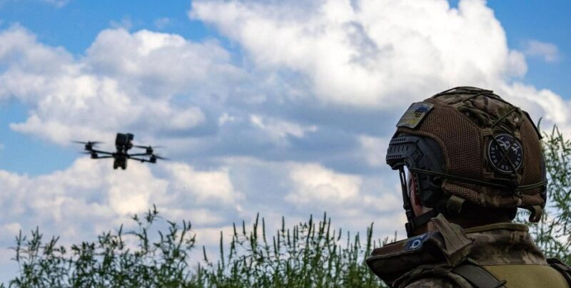 Живлення БПЛА в бойових умовах: як вибрати надійний зарядний пристрій