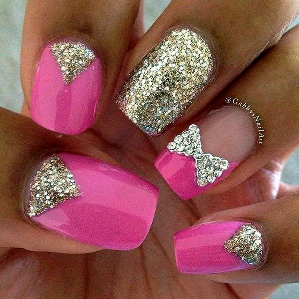 Ногти розовые с блестками