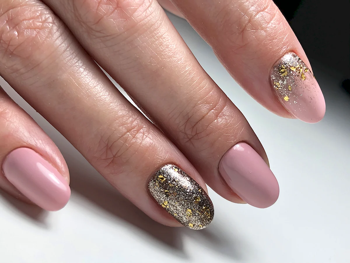 Розовый маникюр с золотой фольгой