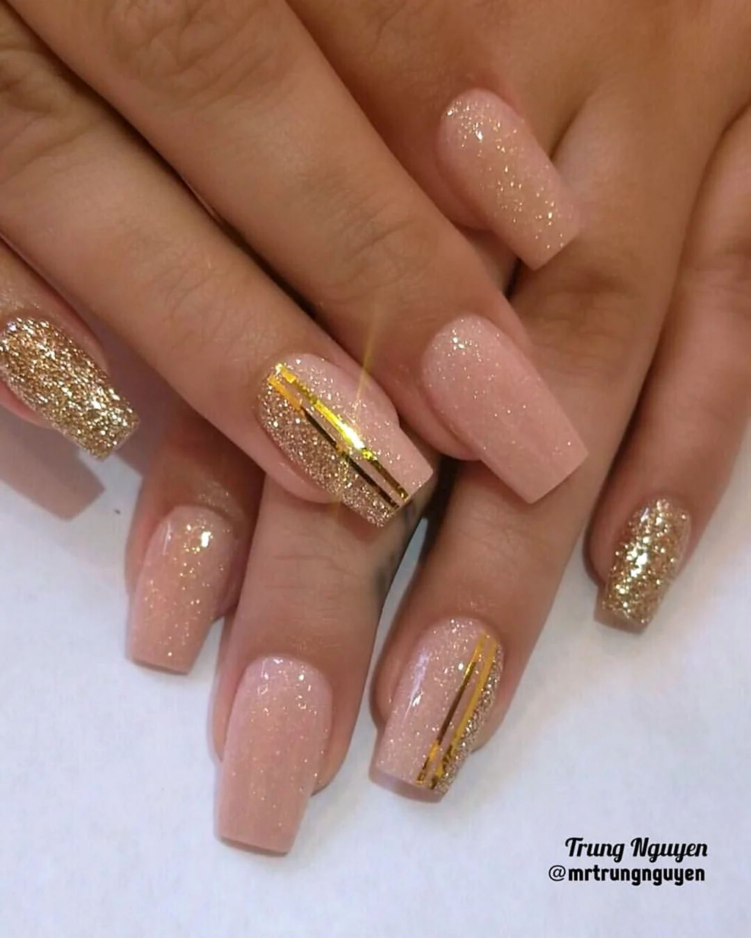 Маникюр бежевый с золотом