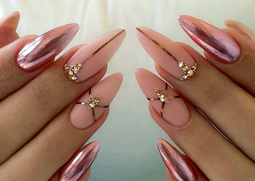 Маникюр на длинные острые ногти нежный