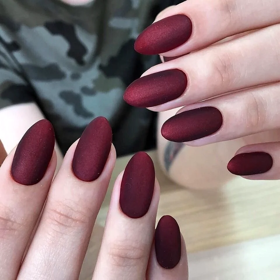 Бардовые матовый маникюр