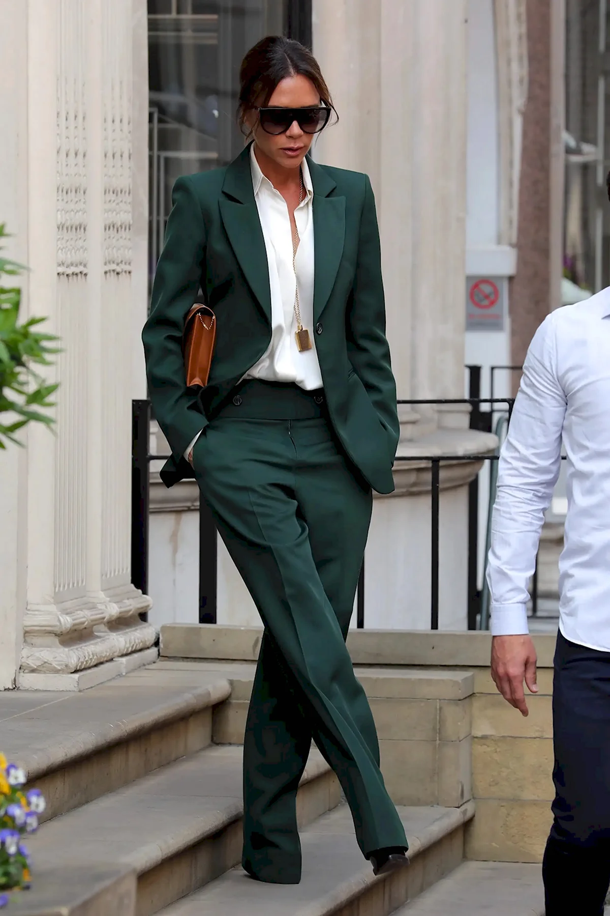 Виктория Бекхэм в брючном костюме