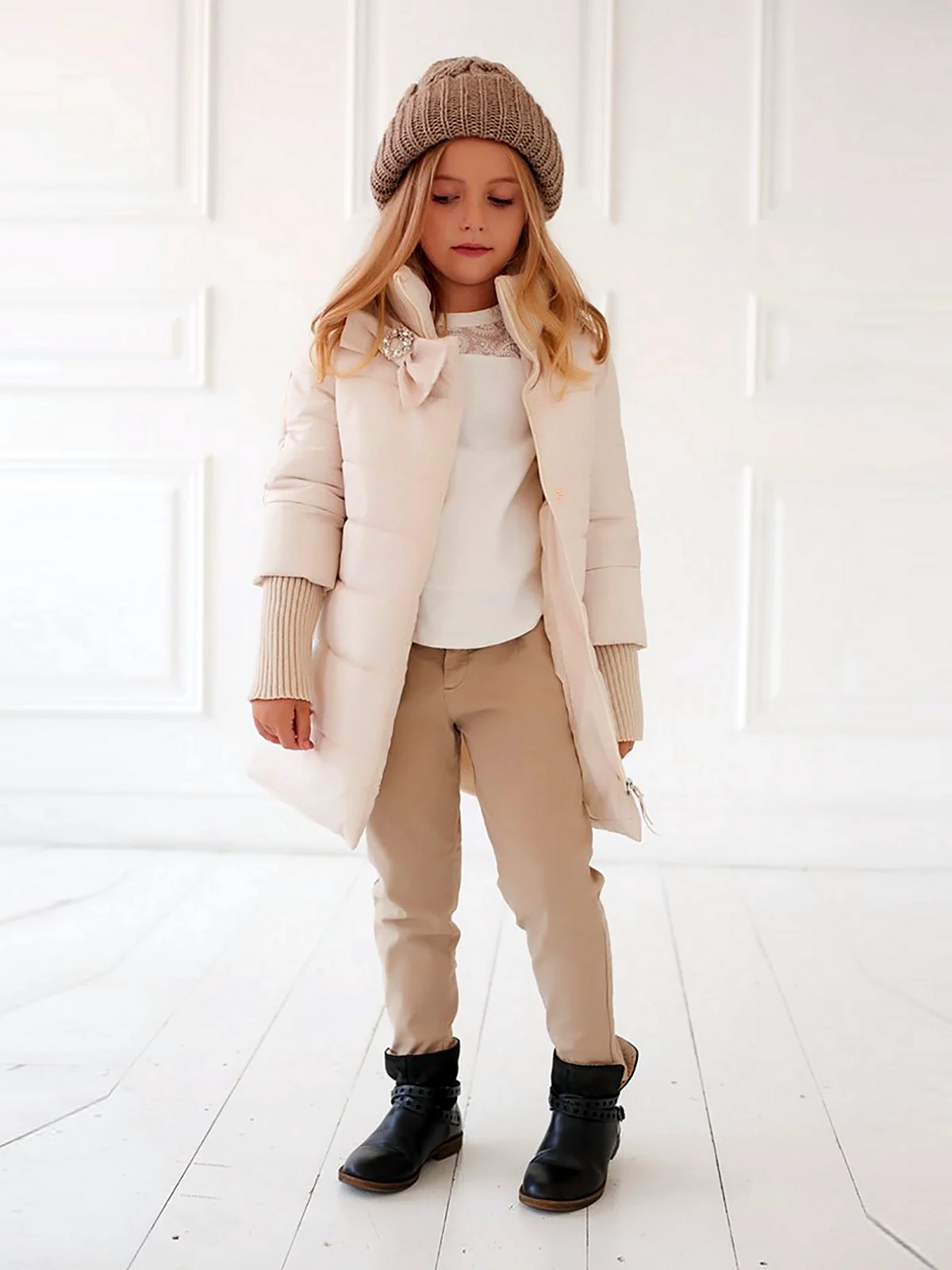 Бежевое пальто для девочки