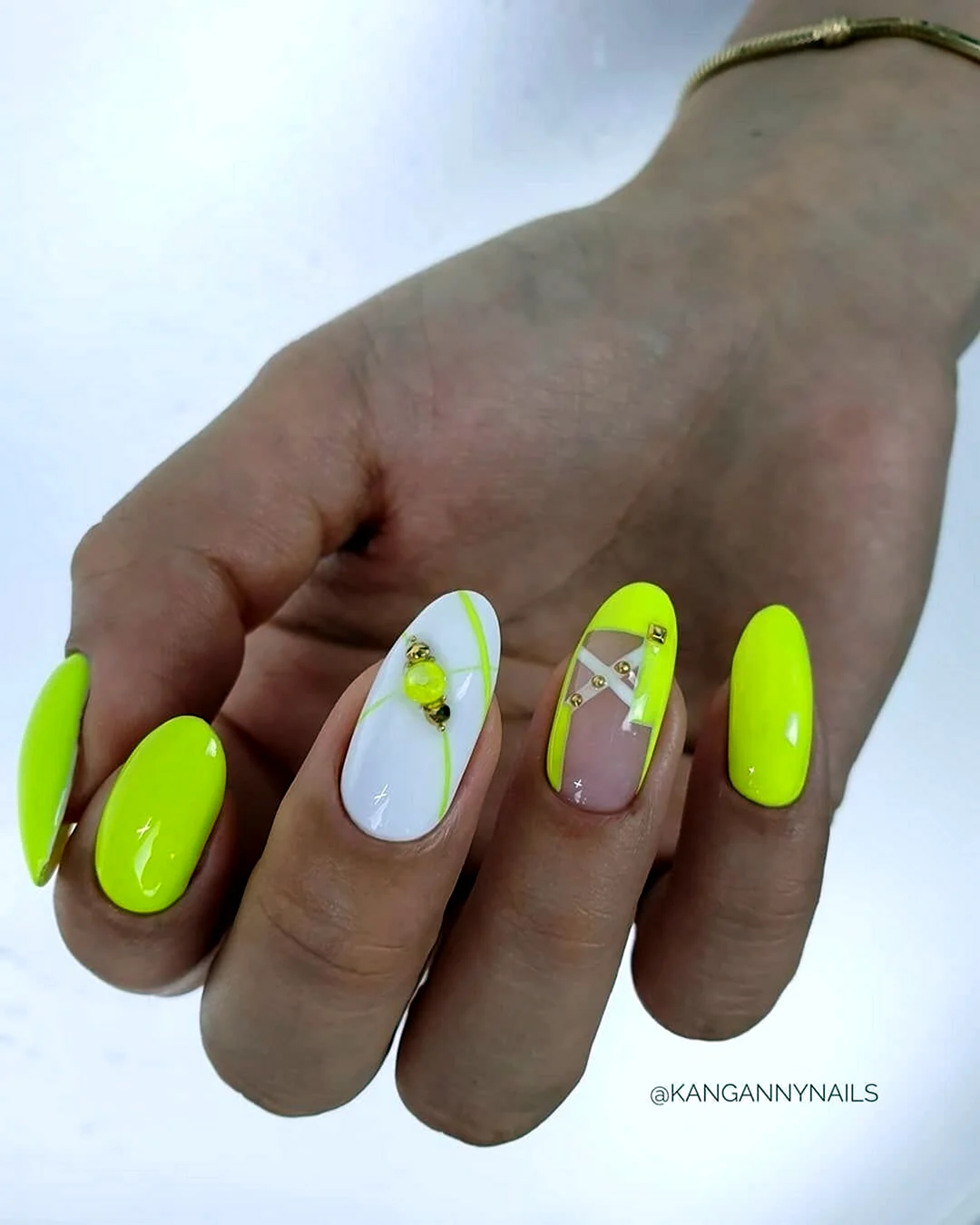 Маникюр с неоновым желтым