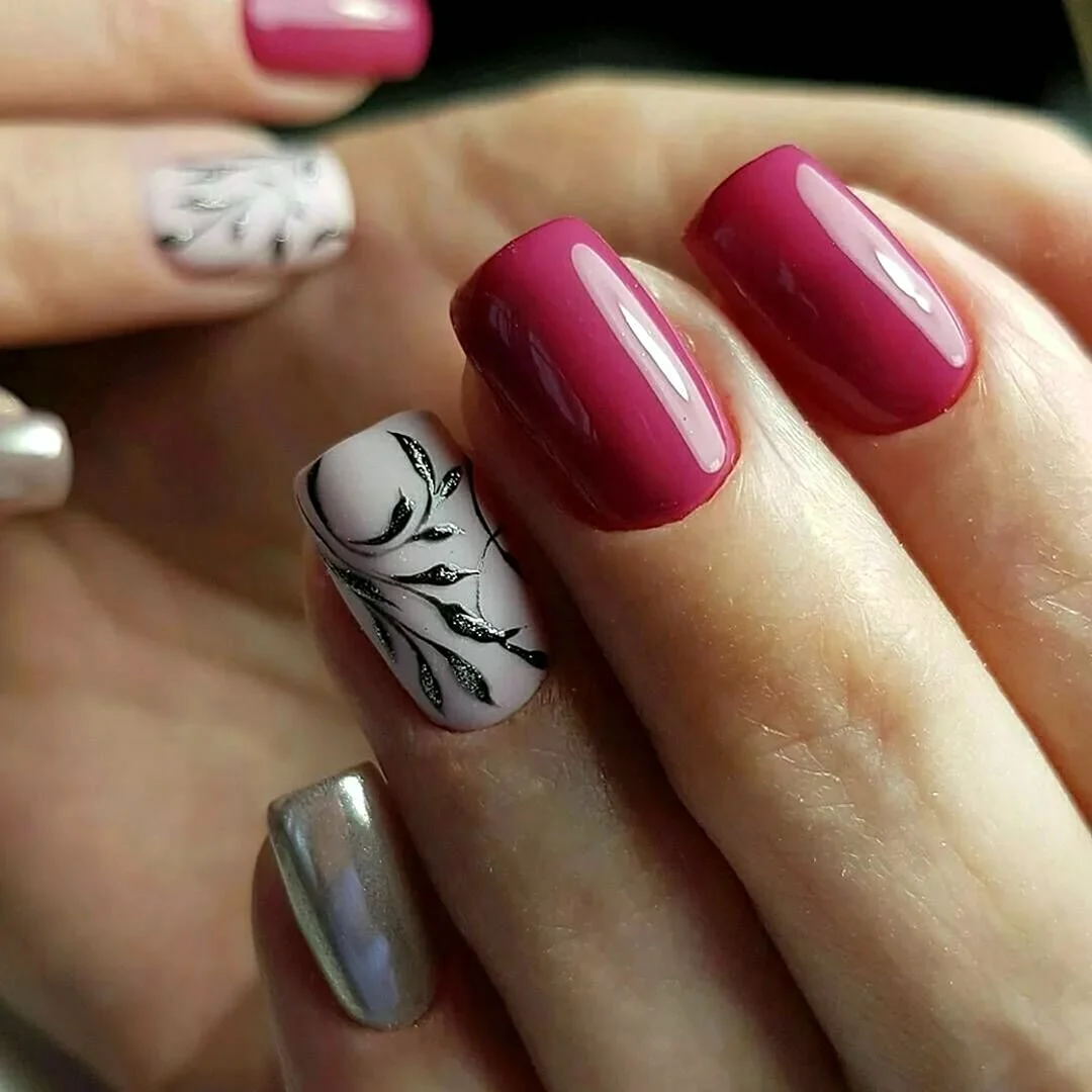 Красивый бежевый с красным маникюр