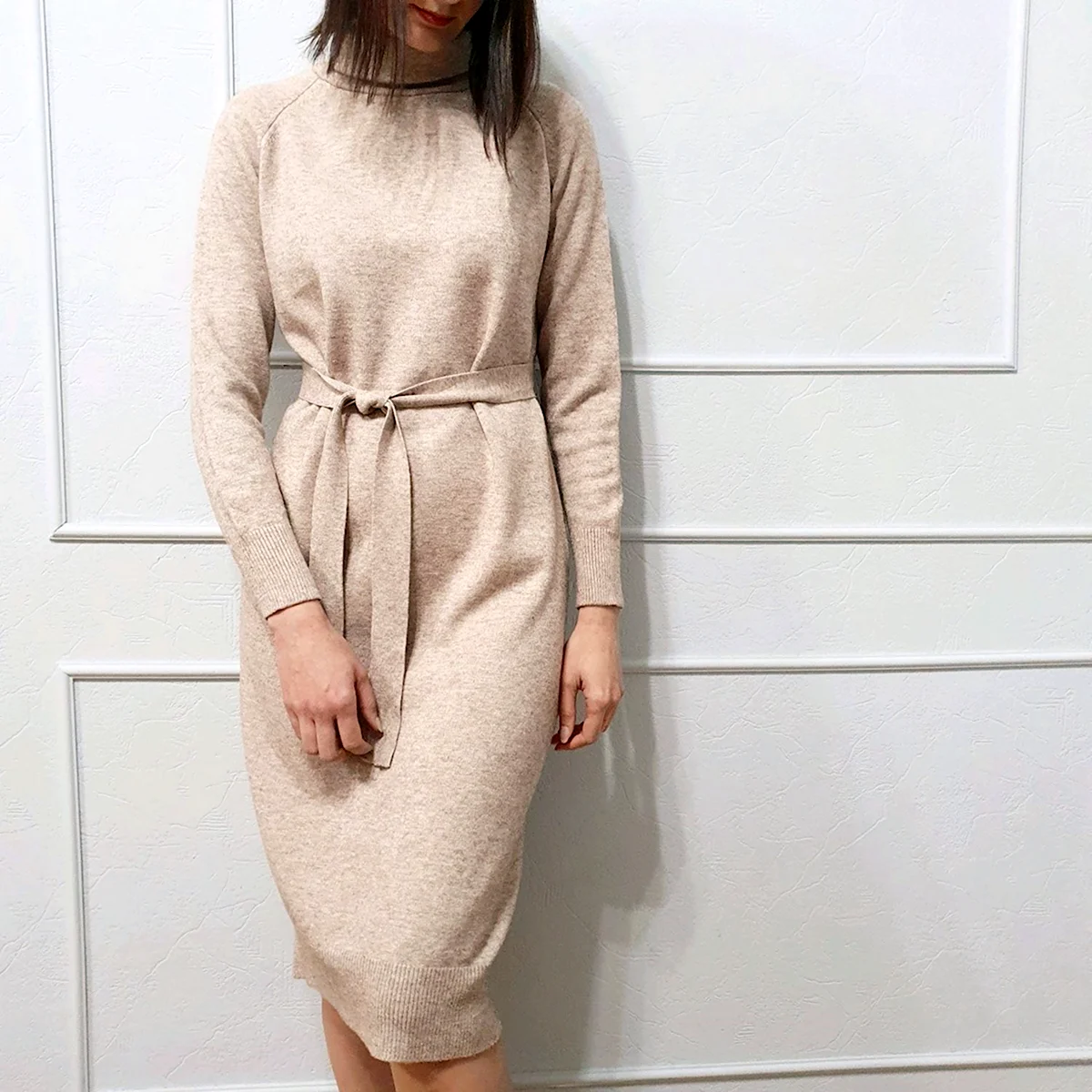 Бежевое трикотажное платье