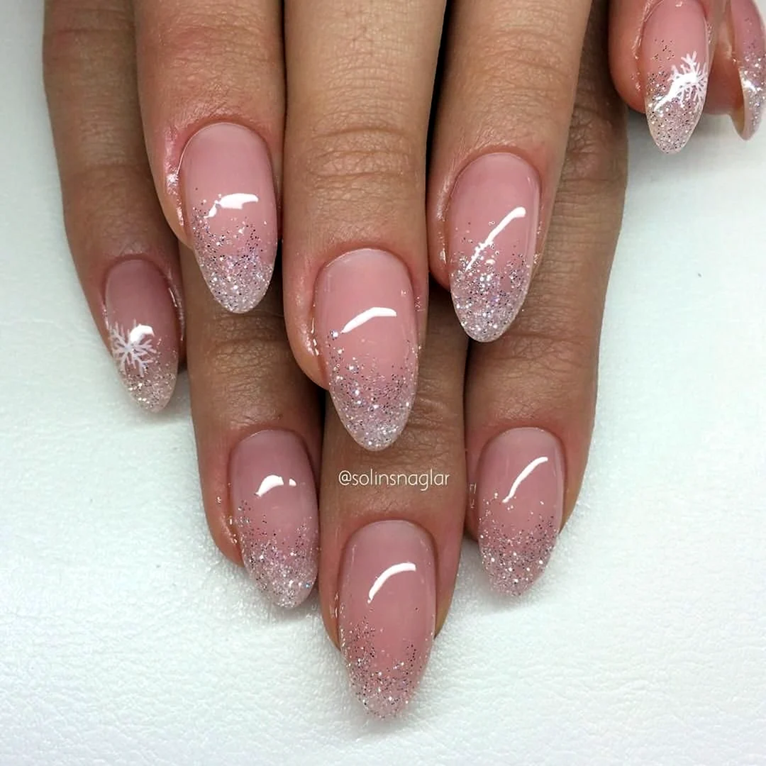 Блестящий френч на овальные ногти