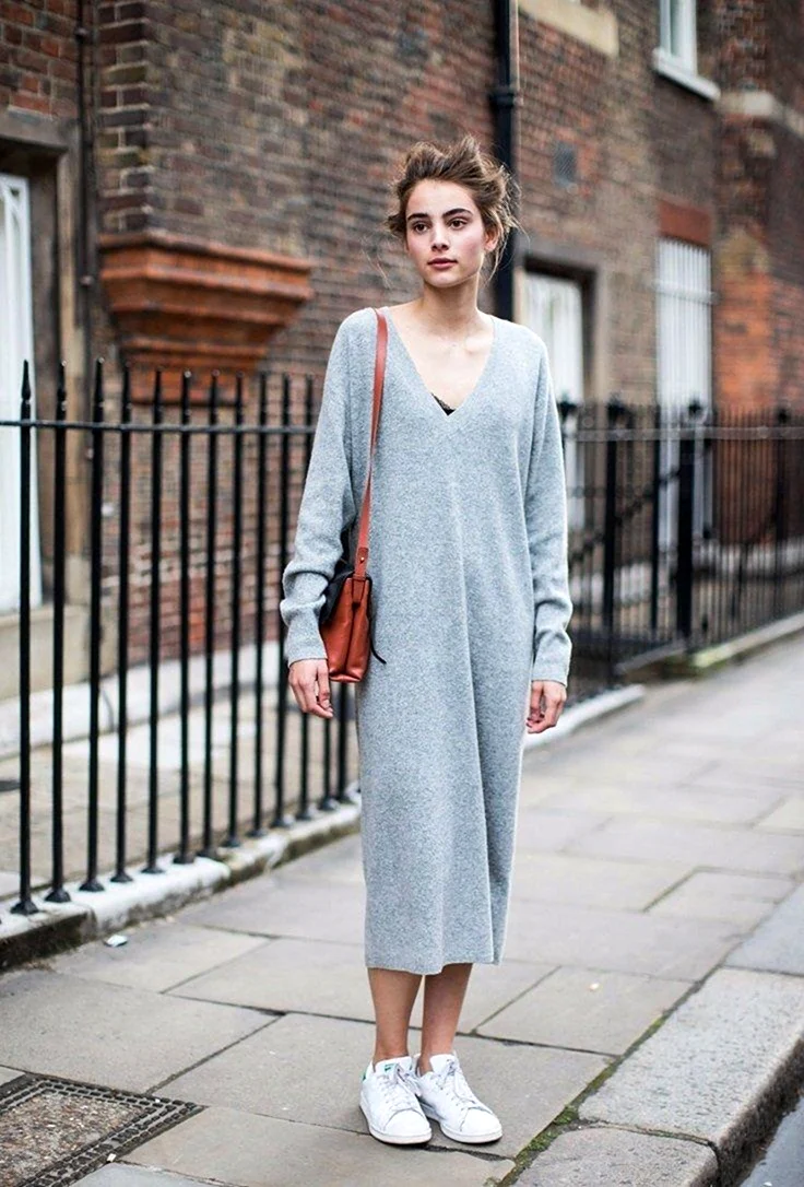 Трикотажное платье с кроссовками