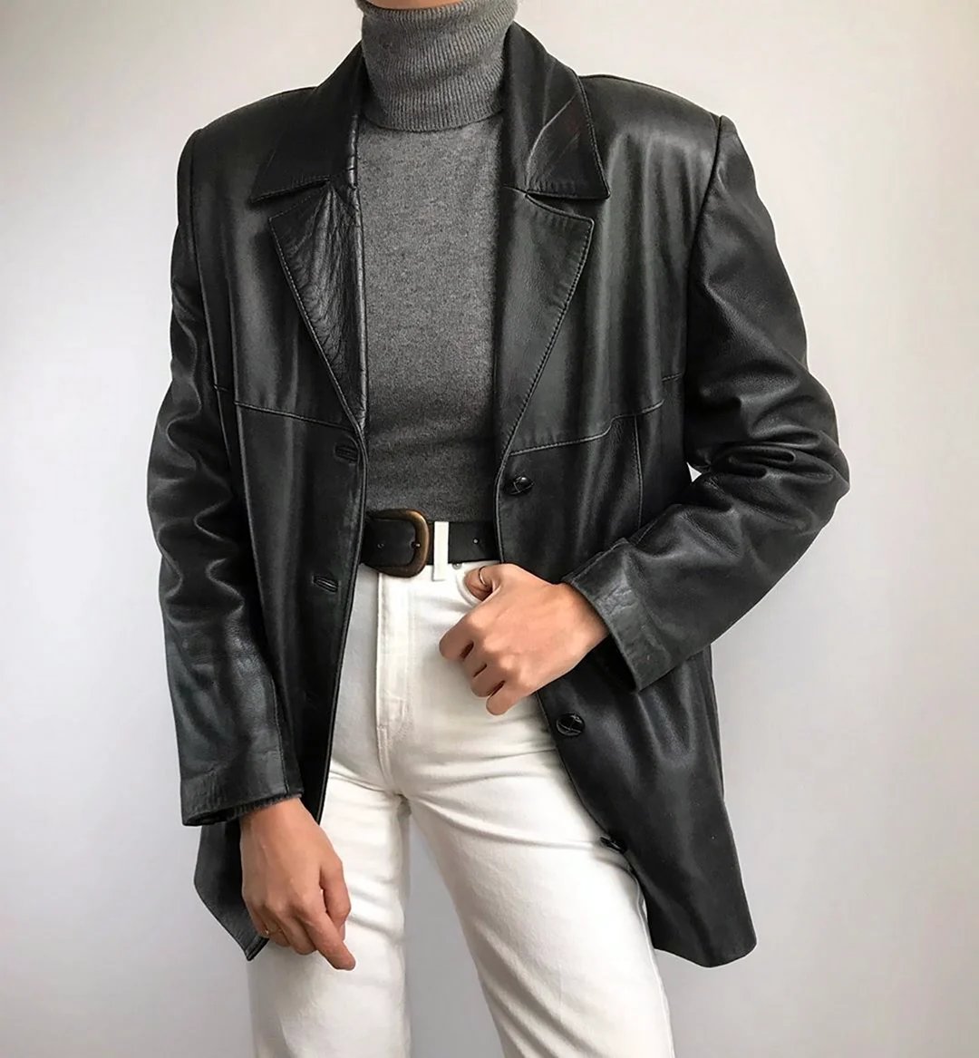 Кожаная куртка поверх пиджака