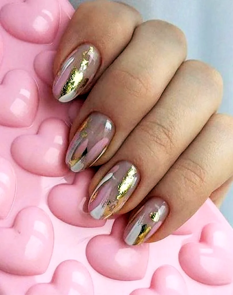Нюдовый маникюр с золотой фольгой