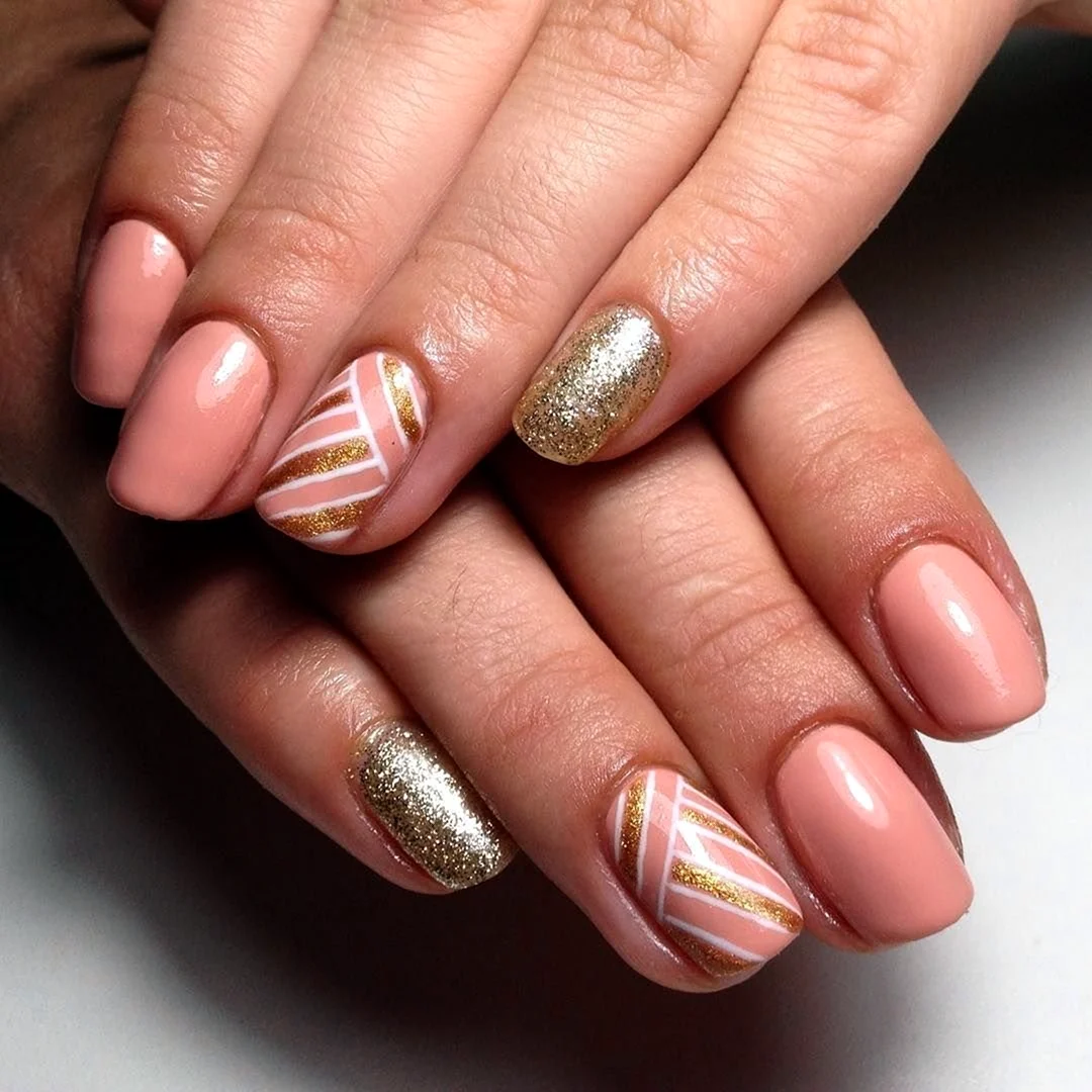 Маникюр розовый с золотом