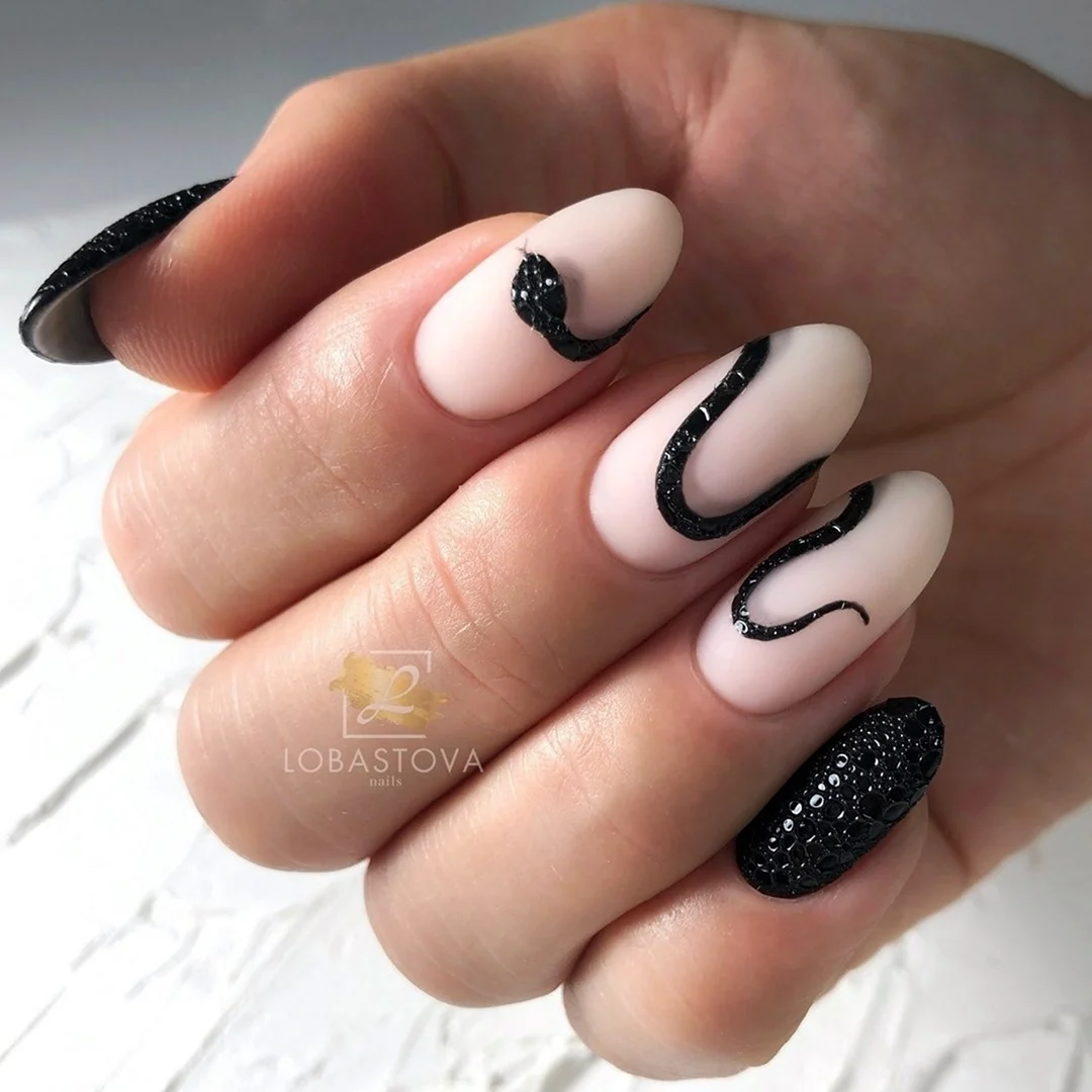 Черный маникюр со змеями