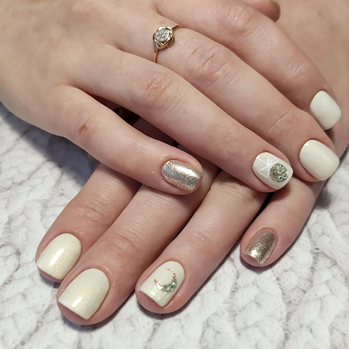 Бежевый глянцевый маникюр