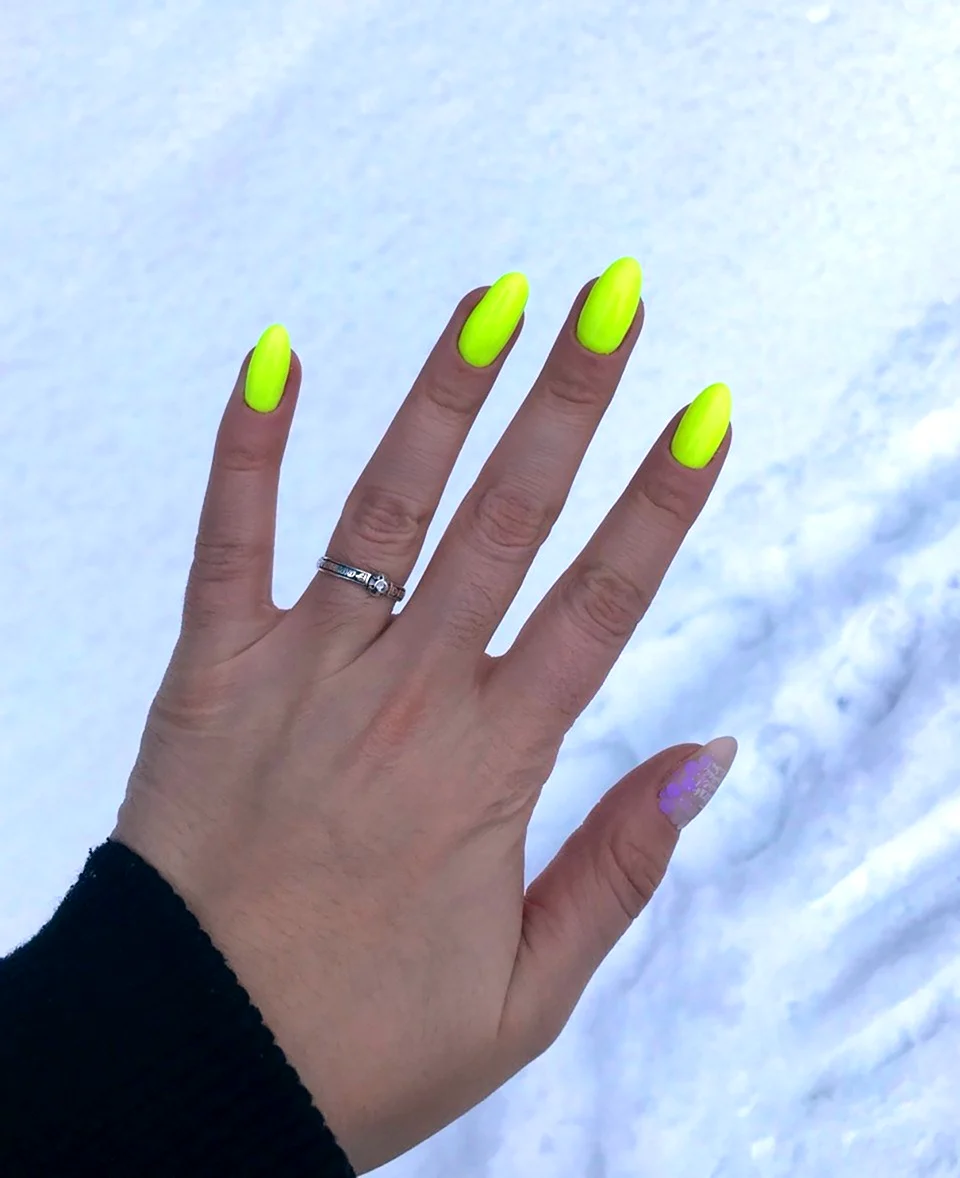 Неоновый маникюр