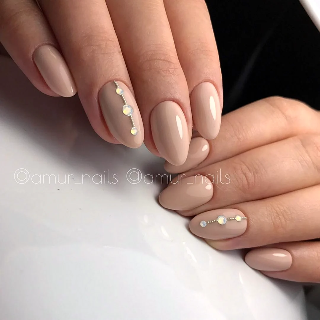 Светло бежевые ногти