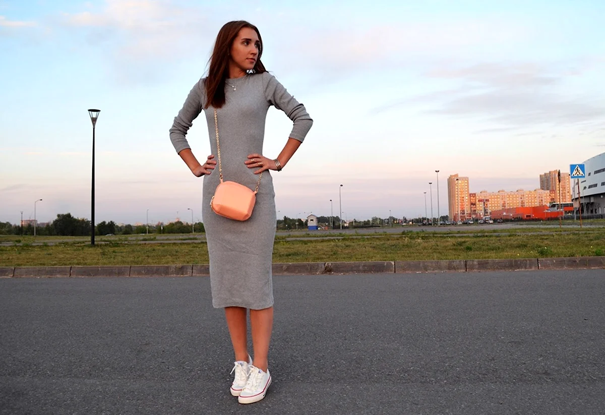 Обтягивающее платье и кроссовки