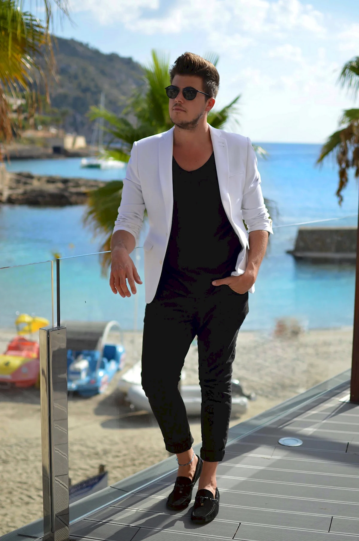 Мужской образ в черных мокасинах