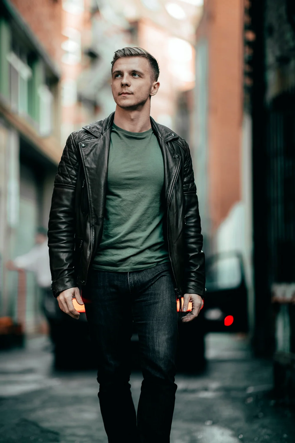 Мужчина на переднем плане