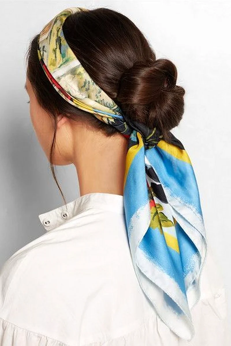 Платок в волосах